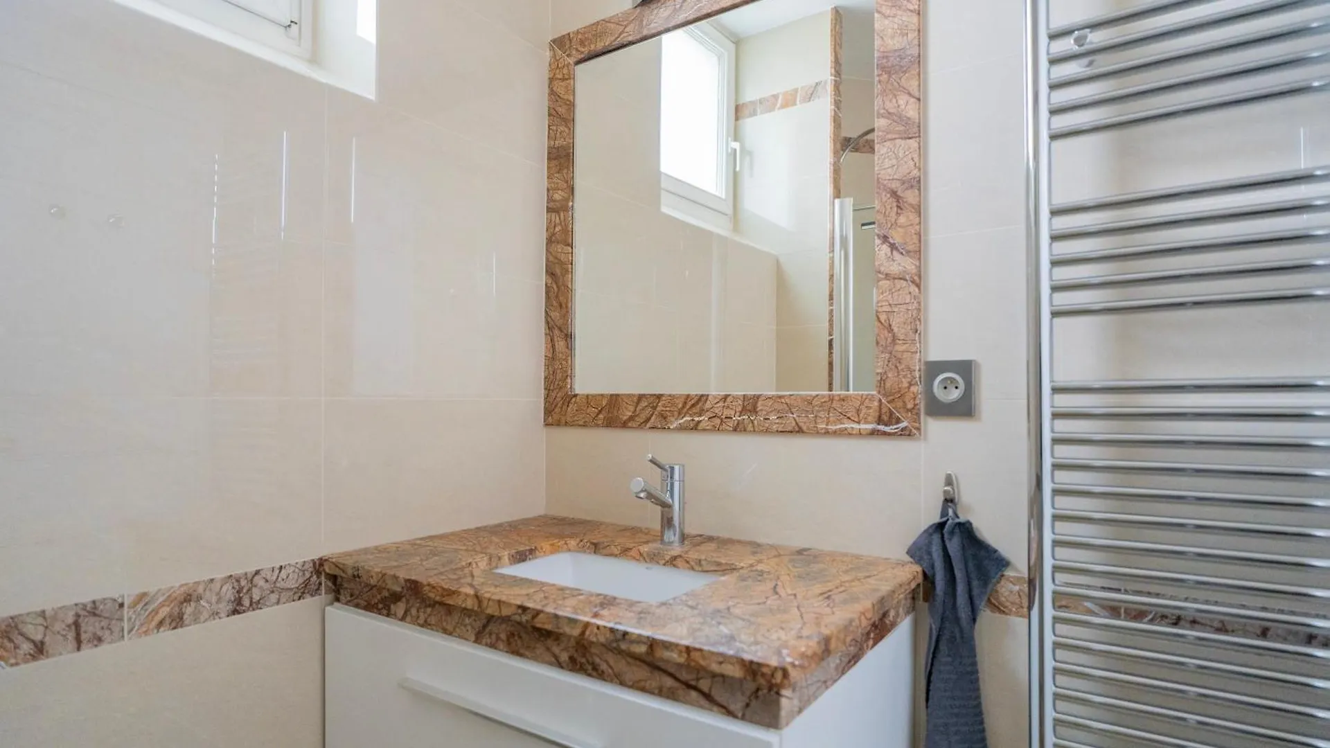 Luxury And Comfort In The Heart Of Apartment *