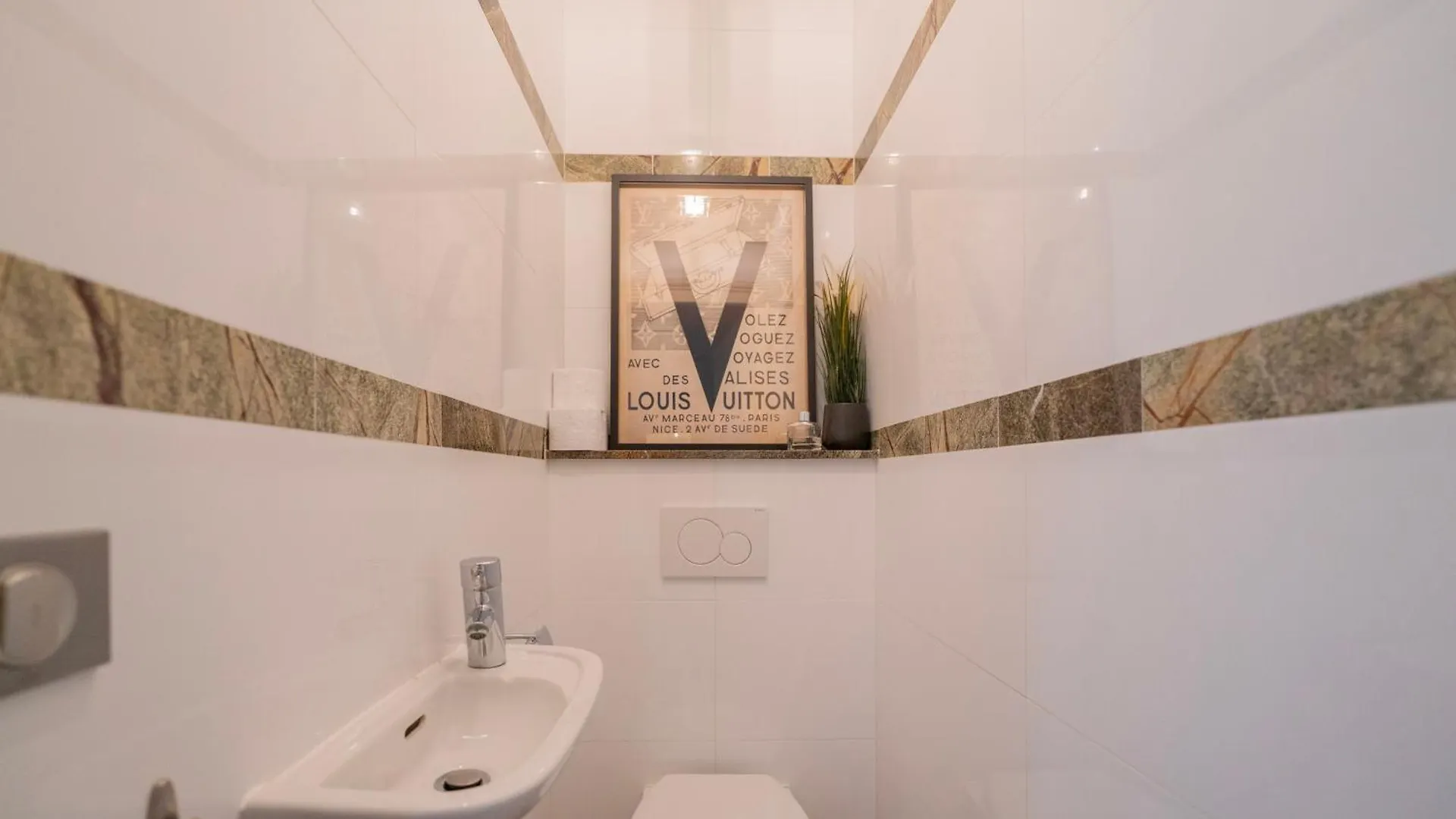 Luxury And Comfort In The Heart Of Apartment *