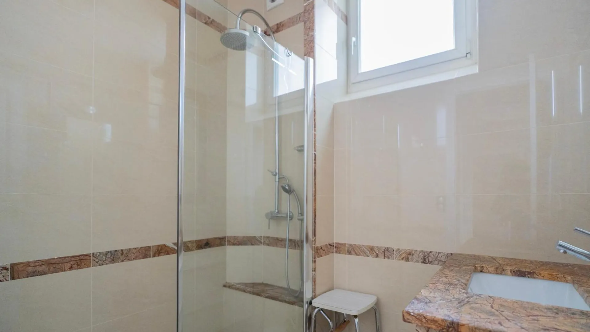 Luxury And Comfort In The Heart Of Apartment